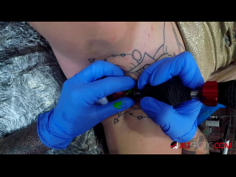 ❤️ Extreem getatoeëerde hottie Sully Savage kreeg een tatoeage op haar clitoris ❤ Porno vk at porn nl.xxxtophd.ru ❌❤